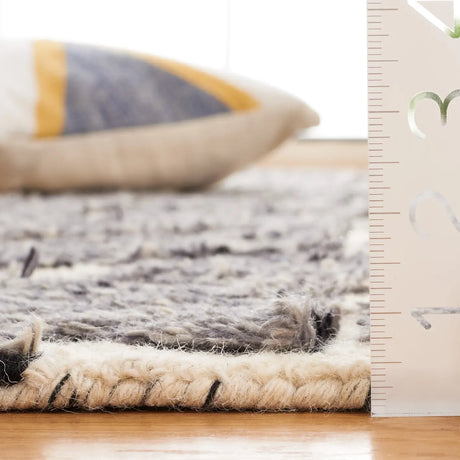 Safavieh Ebony 4'-0" x 6'-0" Rug in Dark Grey / Ivory