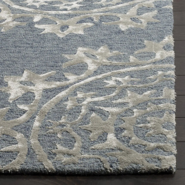 Safavieh Bella 4'-0" x 6'-0" Rug in Blue