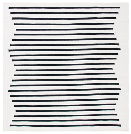 Safavieh Montauk 6'-0" x 6'-0" Rug in Ivory / Black