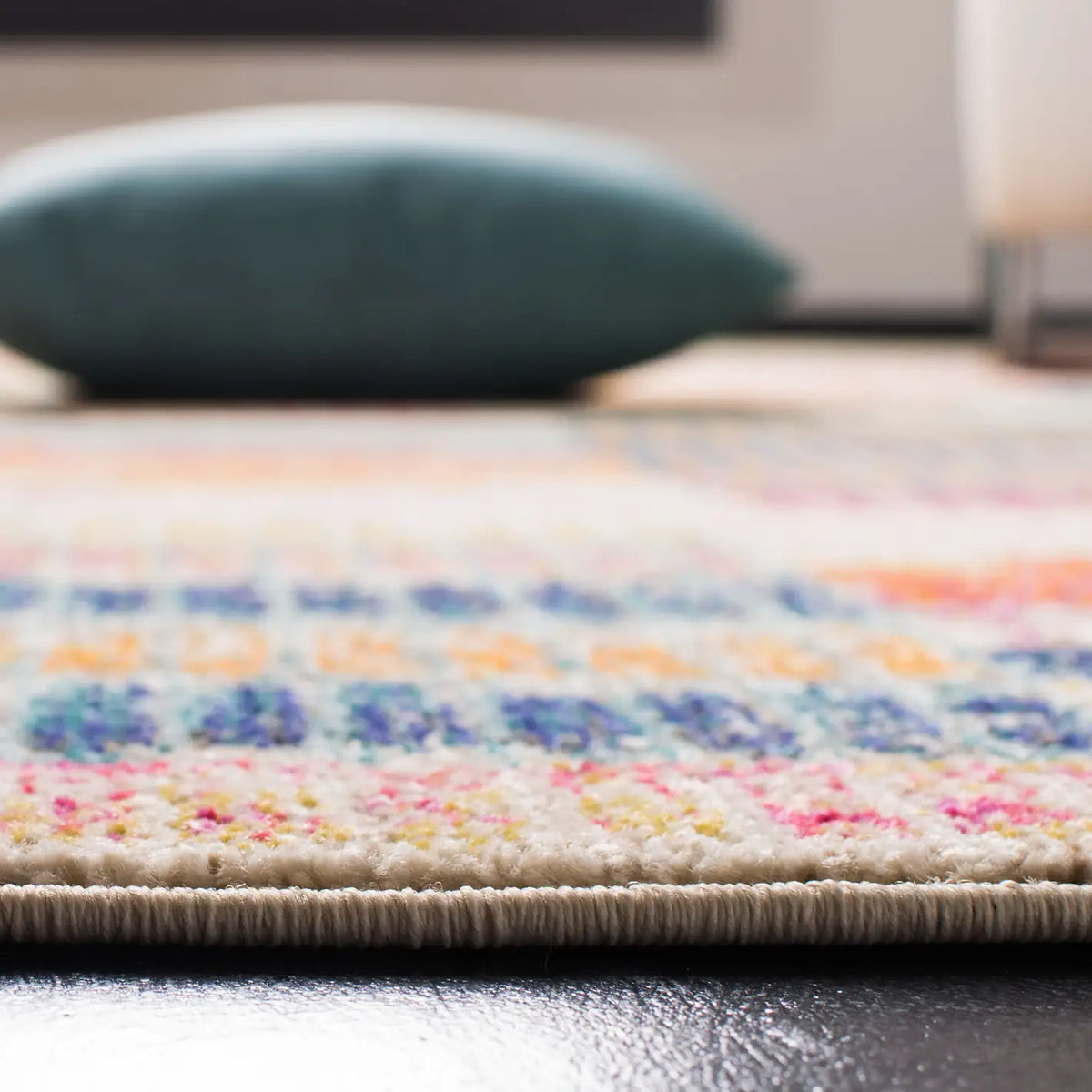 Safavieh Madison 4'-0" x 6'-0" Rug in Ivory / Multi