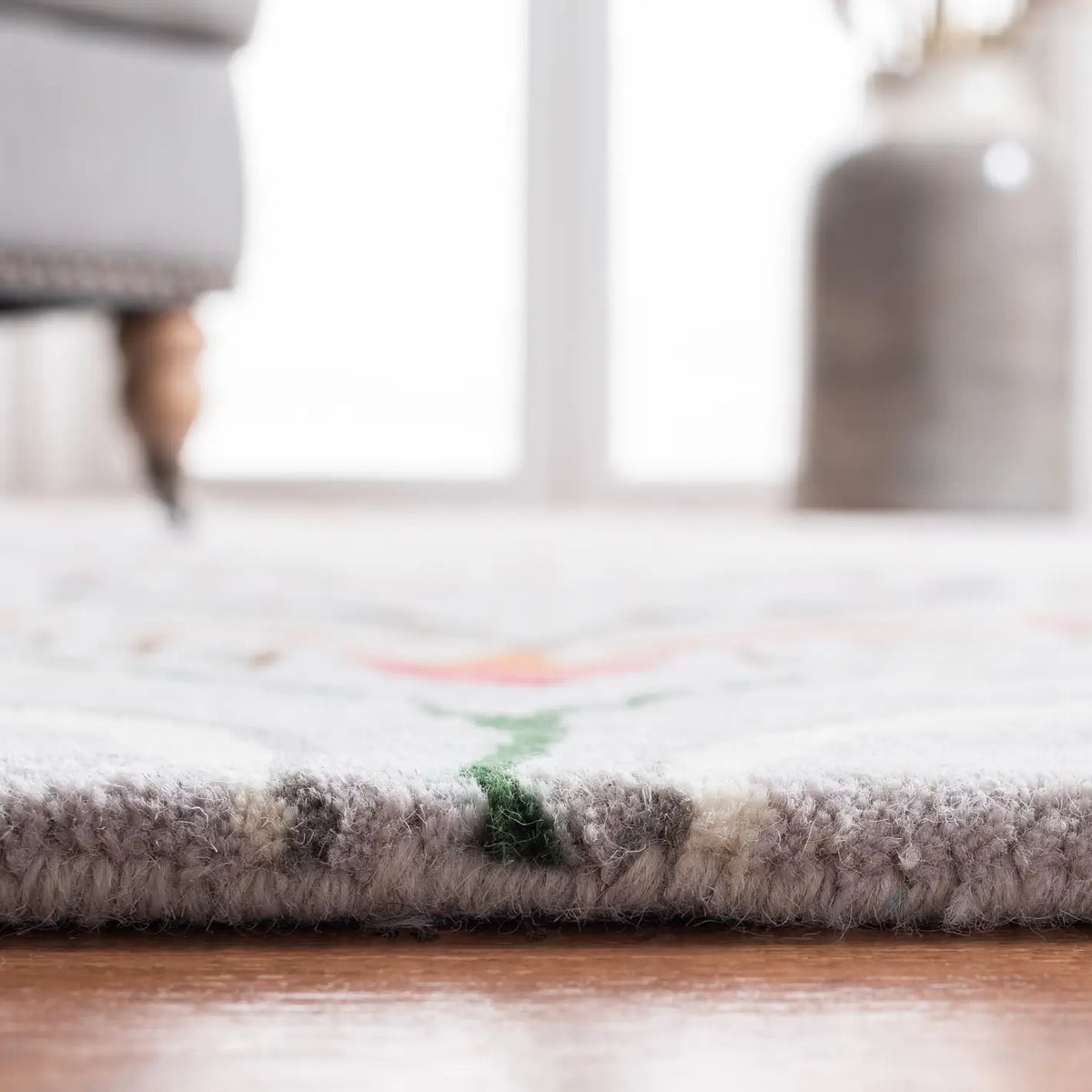 Safavieh Bella 4'-0" x 6'-0" Rug in Grey / Red