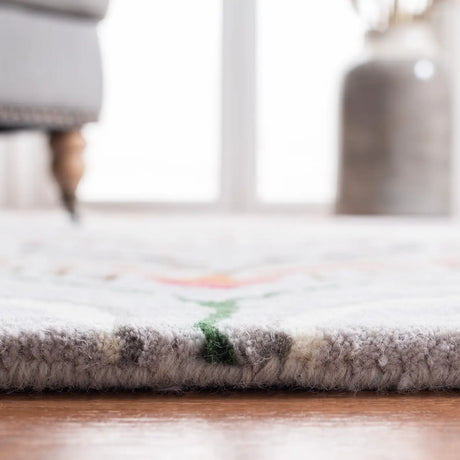 Safavieh Bella 4'-0" x 6'-0" Rug in Grey / Red