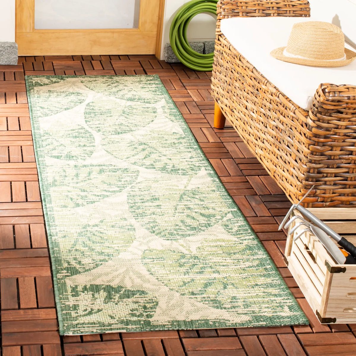 Safavieh Courtyard 2'-3" x 6'-7" Rug in Beige / Green