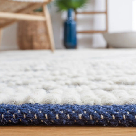 Safavieh Natura 4'-0" x 6'-0" Rug in Ivory / Navy