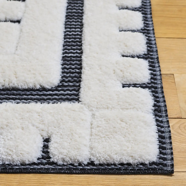 Safavieh Celebrity 800 4'-0" x 6'-0" Rug in Ivory / Black