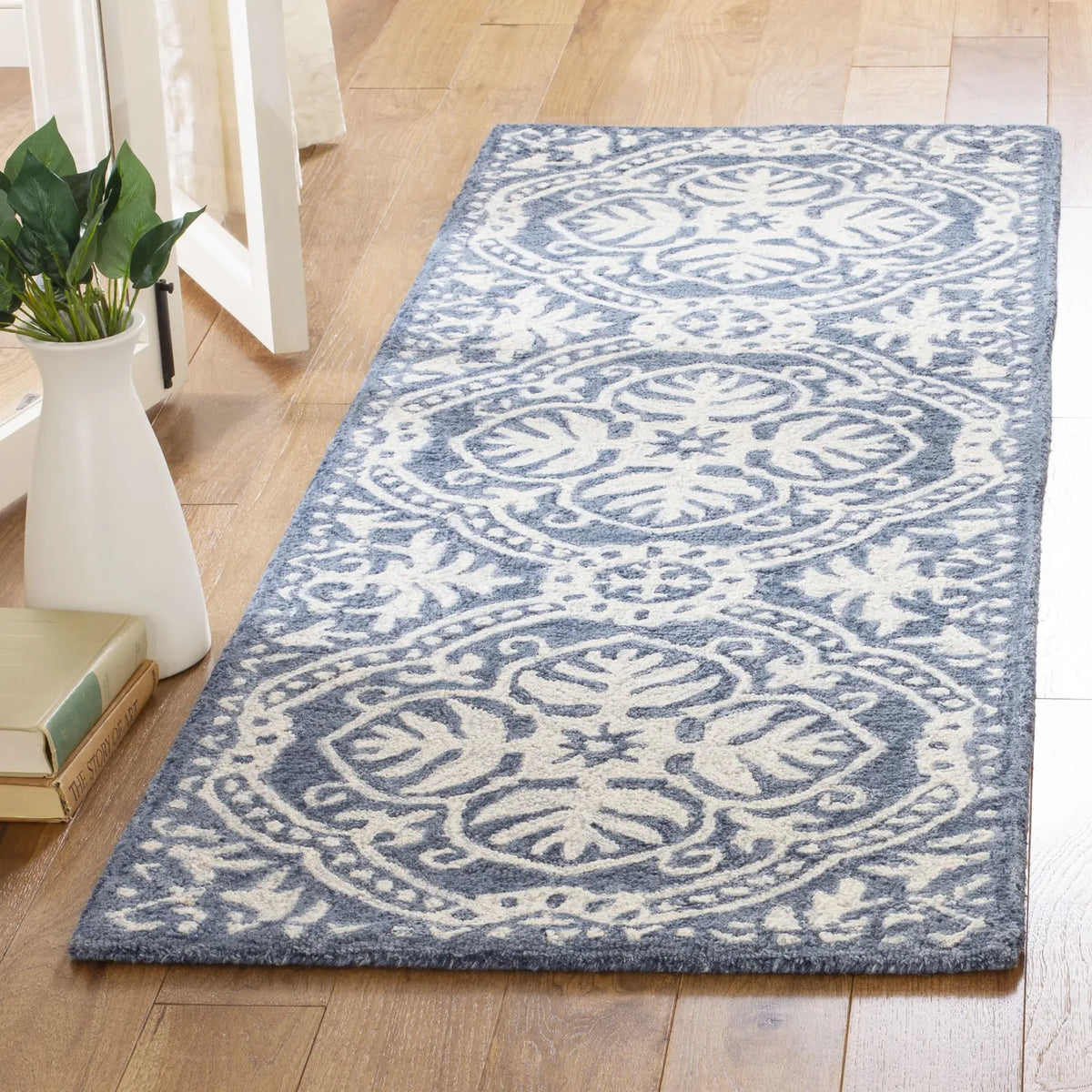Safavieh Micro-Loop 2'-3" x 7'-0" Rug in Blue / Ivory