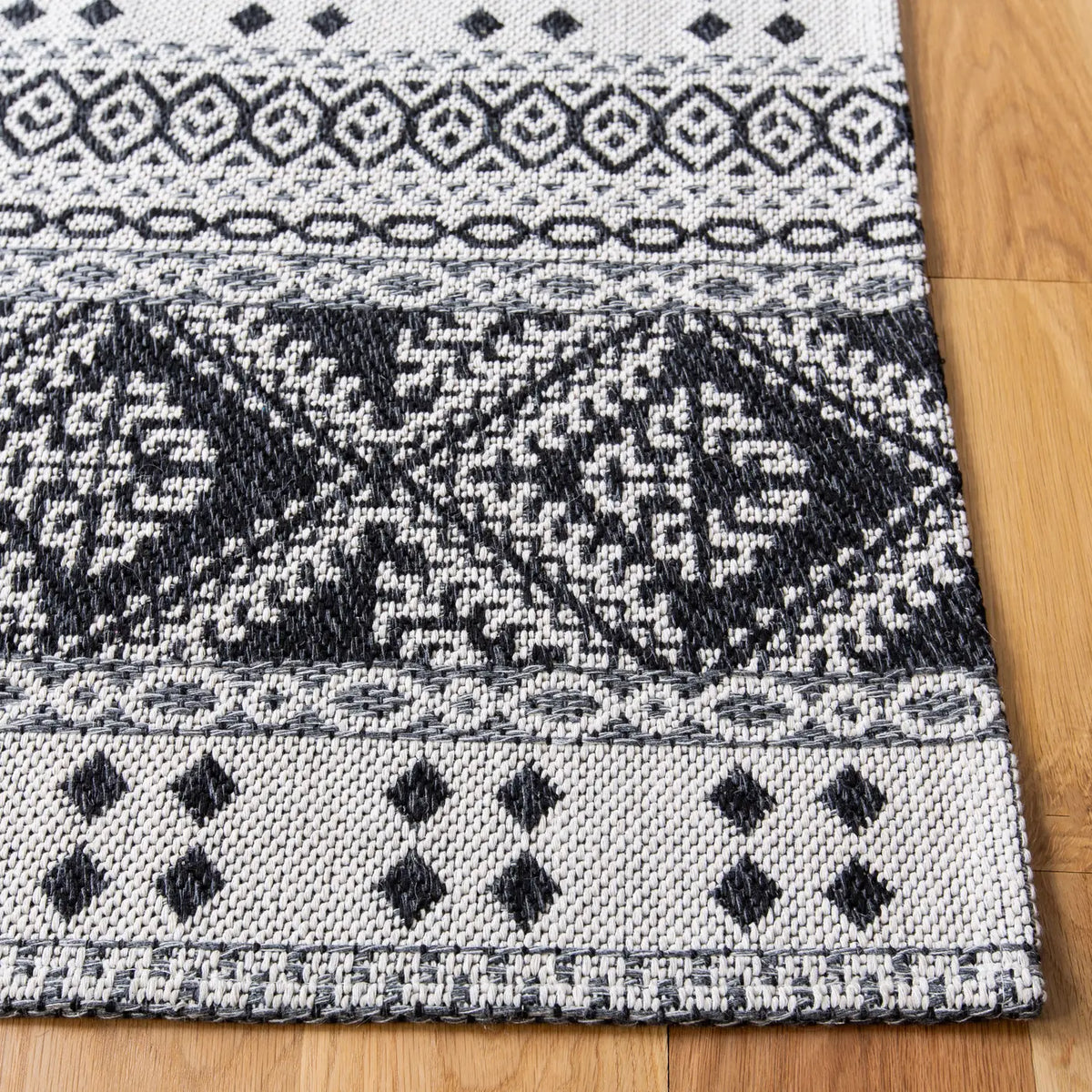 Safavieh Augustine 4'-0" x 6'-0" Rug in Black / Cream