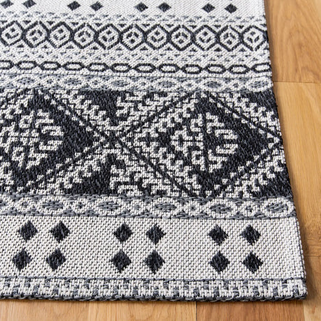 Safavieh Augustine 4'-0" x 6'-0" Rug in Black / Cream