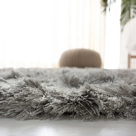 Safavieh Ocean Shag 4'-0" x 6'-0" Rug in Silver