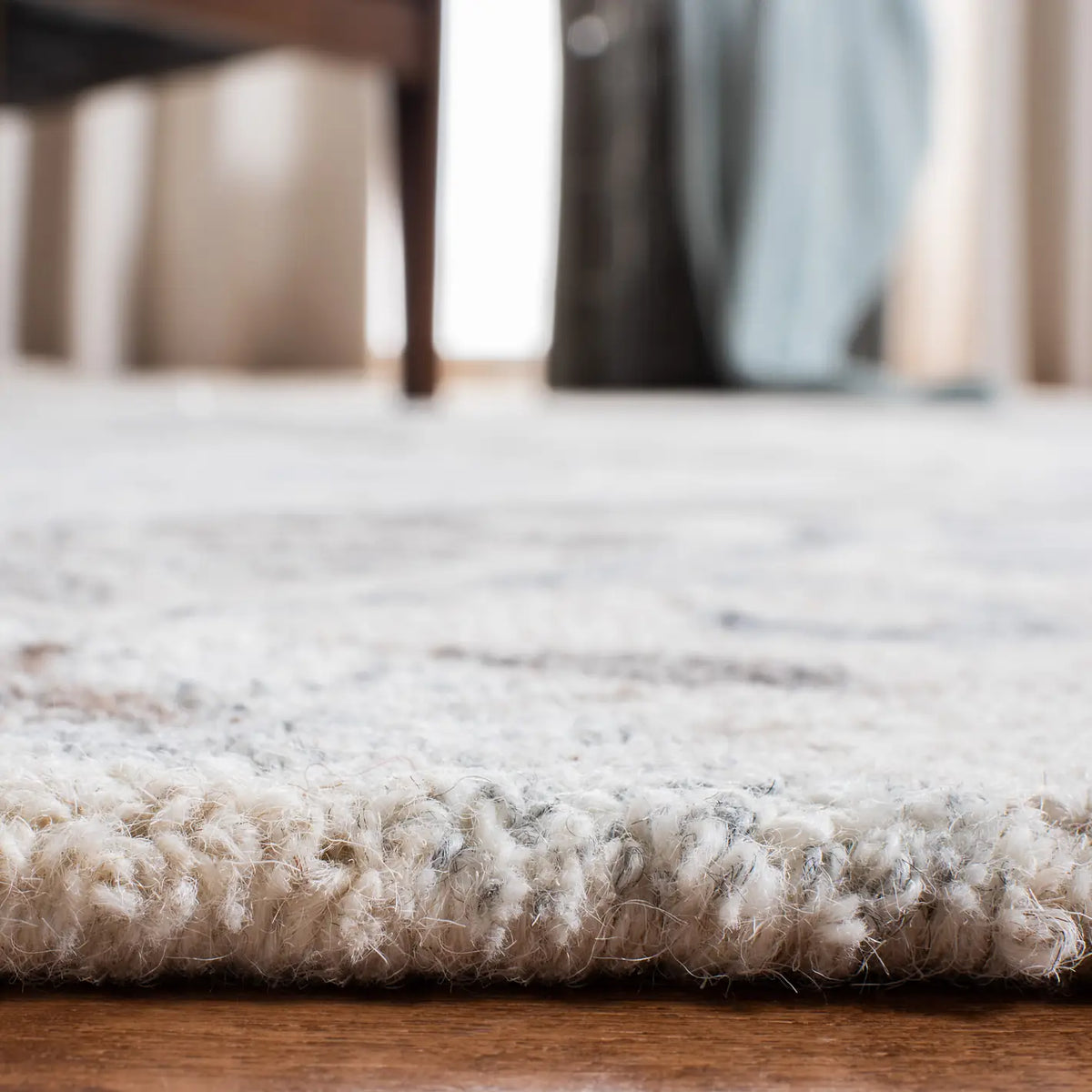 Safavieh Suzani 5'-0" x 8'-0" Rug in Ivory / Grey