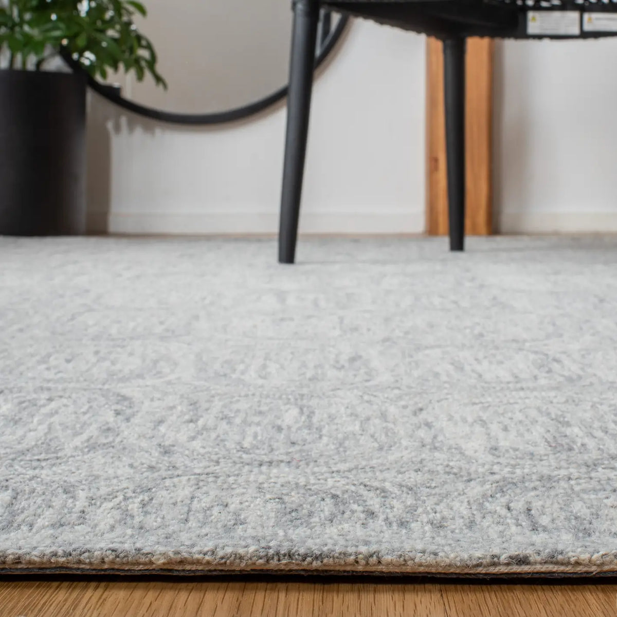 Safavieh Metro 4'-0" x 6'-0" Rug in Grey