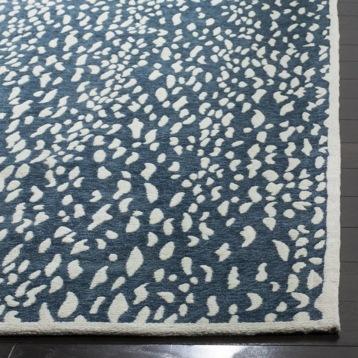 Safavieh Marbella 5'-0" x 8'-0" Rug in Blue / Ivory