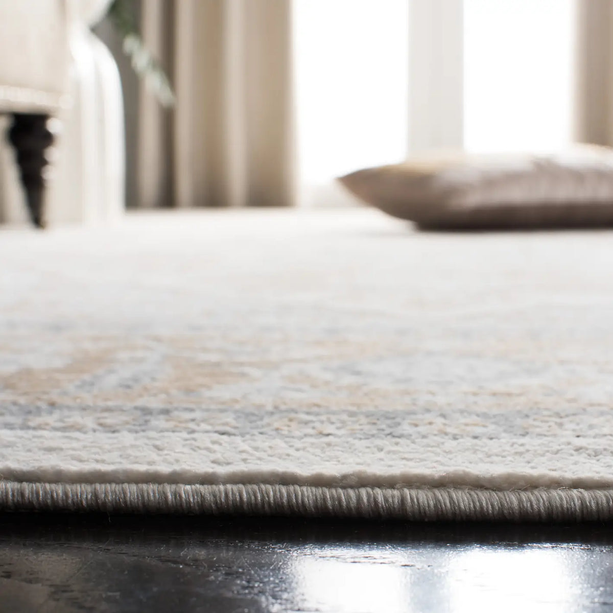 Safavieh Isabella 4'-0" x 6'-0" Rug in Cream / Beige