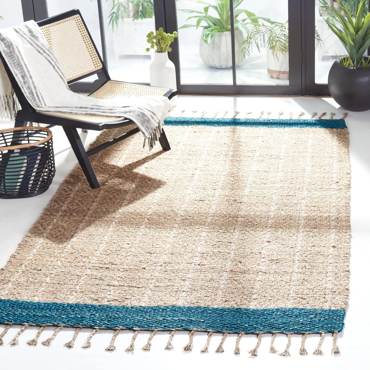 Safavieh Cape Cod 4'-0" x 6'-0" Rug in Blue / Natural