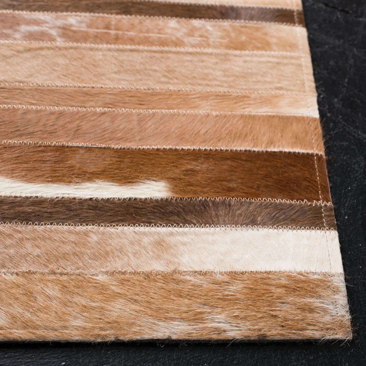 Safavieh Studio Leather 4'-0" x 6'-0" Rug in Tan / Ivory