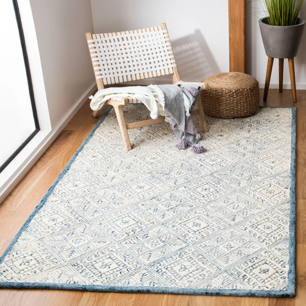 Safavieh Glamour 5'-0" x 8'-0" Rug in Blue / Ivory