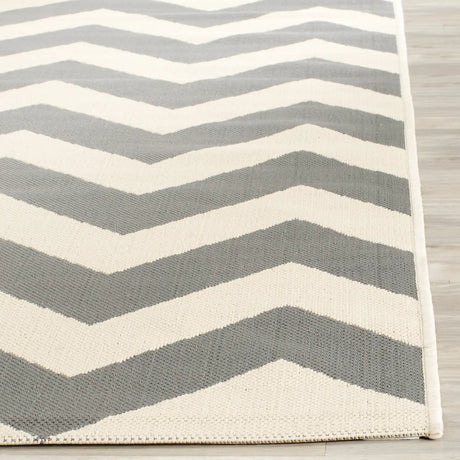 Safavieh Courtyard 6'-7" x 9'-6" Rug in Grey / Beige