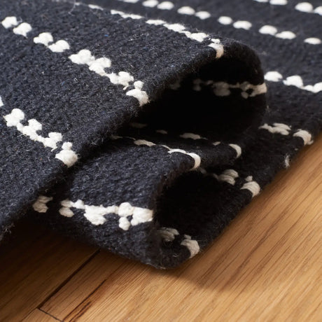 Safavieh Kilim 4'-0" x 6'-0" Rug in Black / Ivory