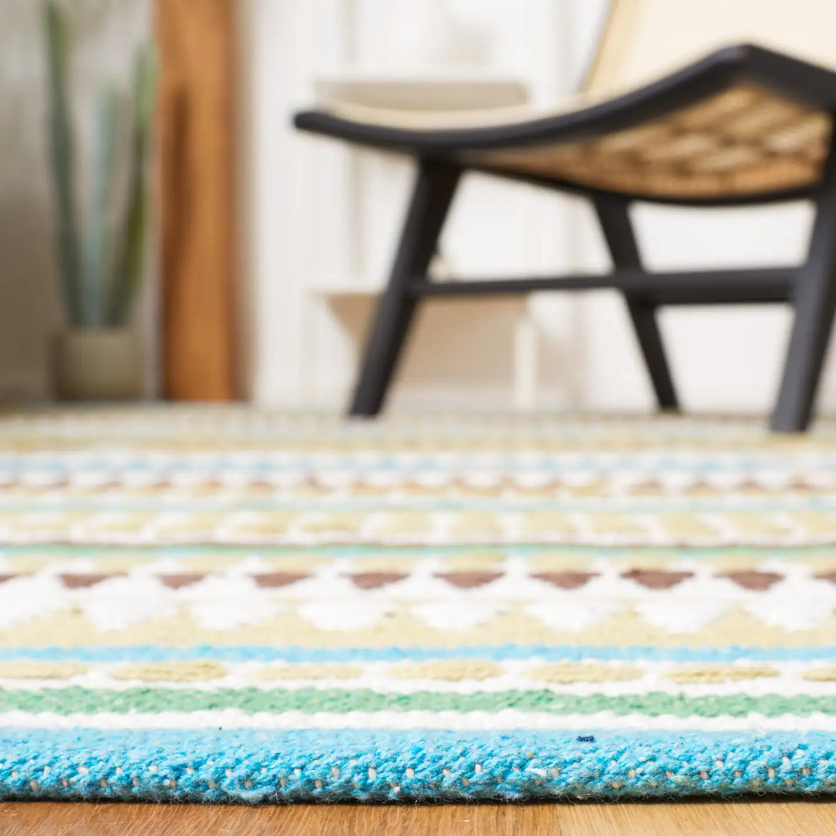 Safavieh Montauk 4'-0" x 6'-0" Rug in Light Blue / Ivory