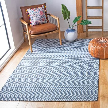 Safavieh Augustine 4'-0" x 6'-0" Rug in Navy / Light Grey