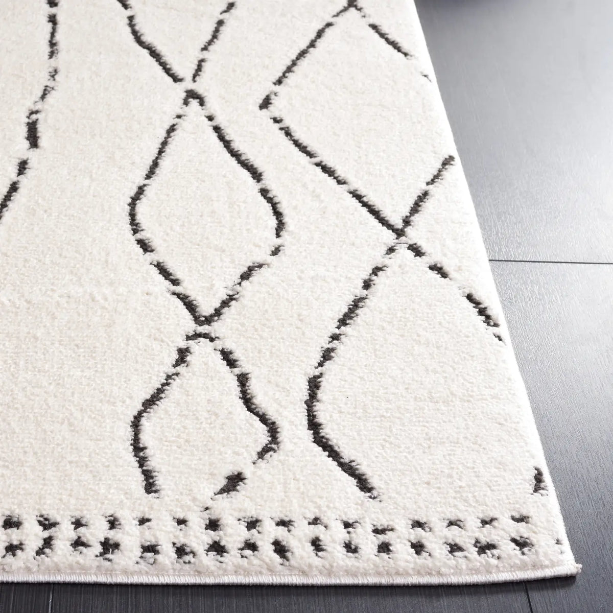 Safavieh Melody 4'-0" x 6'-0" Rug in Ivory / Black