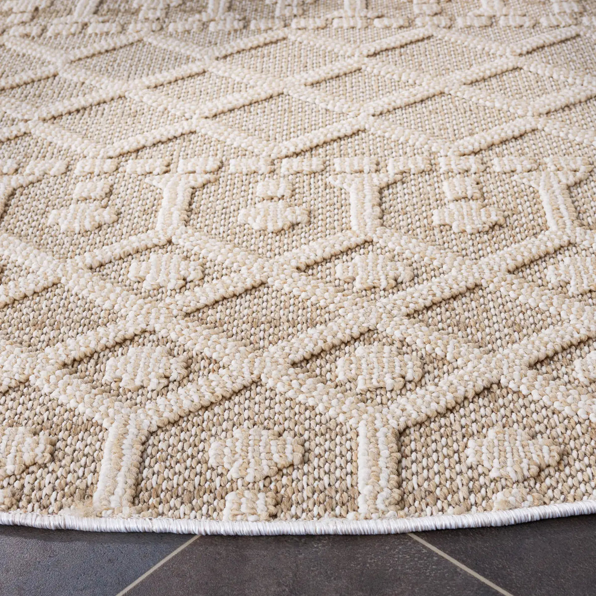 Safavieh Global 6'-7" x 6'-7" Rug in Beige / Ivory