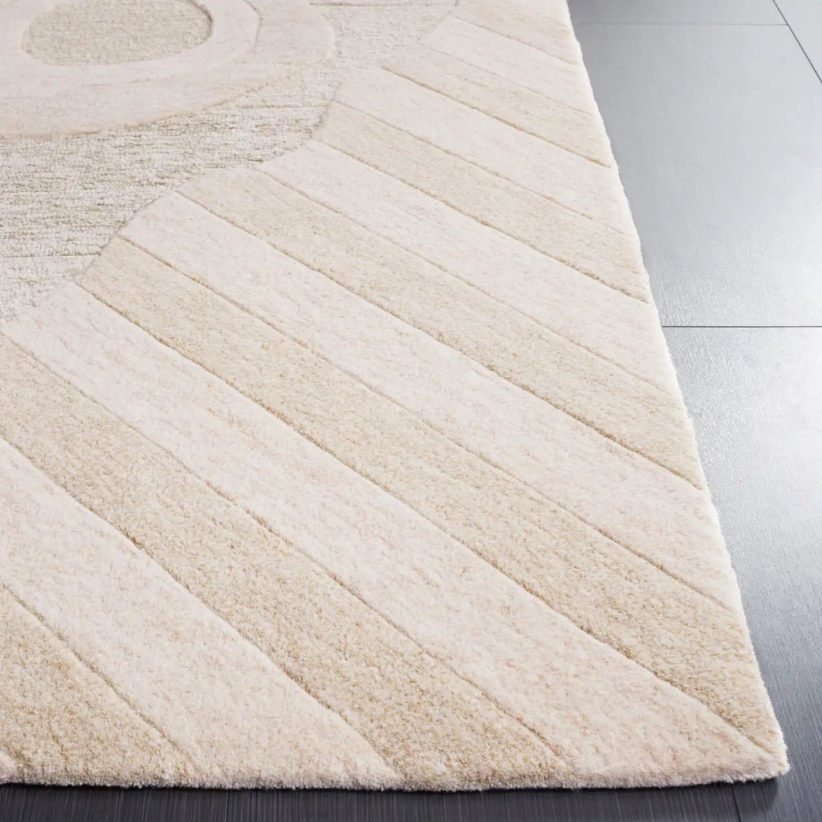 Safavieh Fifth Avenue 5'-0" x 8'-0" Rug in Beige / Grey