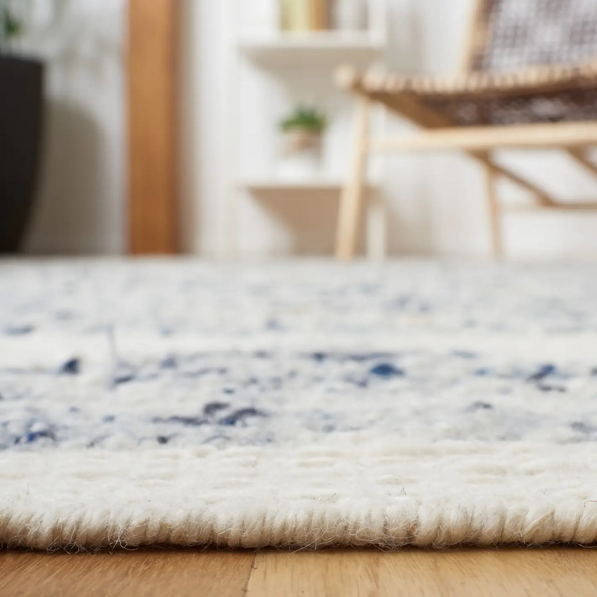 Safavieh Manhattan 4'-0" x 6'-0" Rug in Ivory / Blue