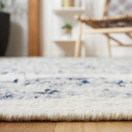 Safavieh Manhattan 4'-0" x 6'-0" Rug in Ivory / Blue