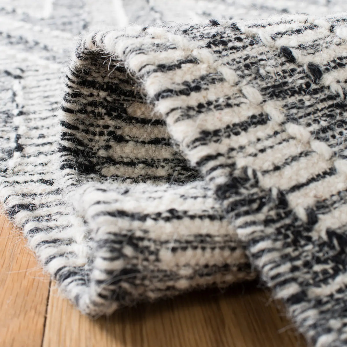Safavieh Kilim 4'-0" x 6'-0" Rug in Black / Ivory