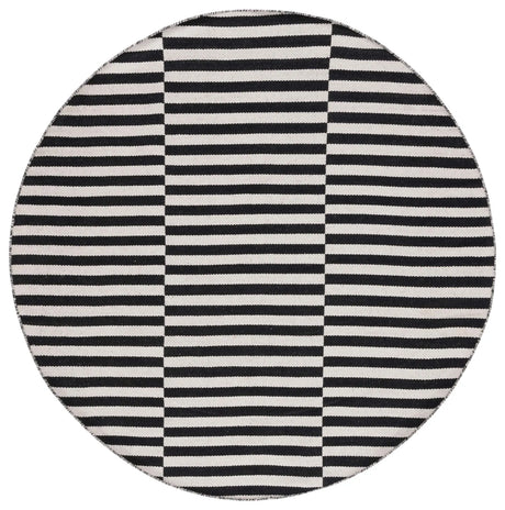Safavieh Montauk 6'-0" x 6'-0" Rug in Ivory / Black