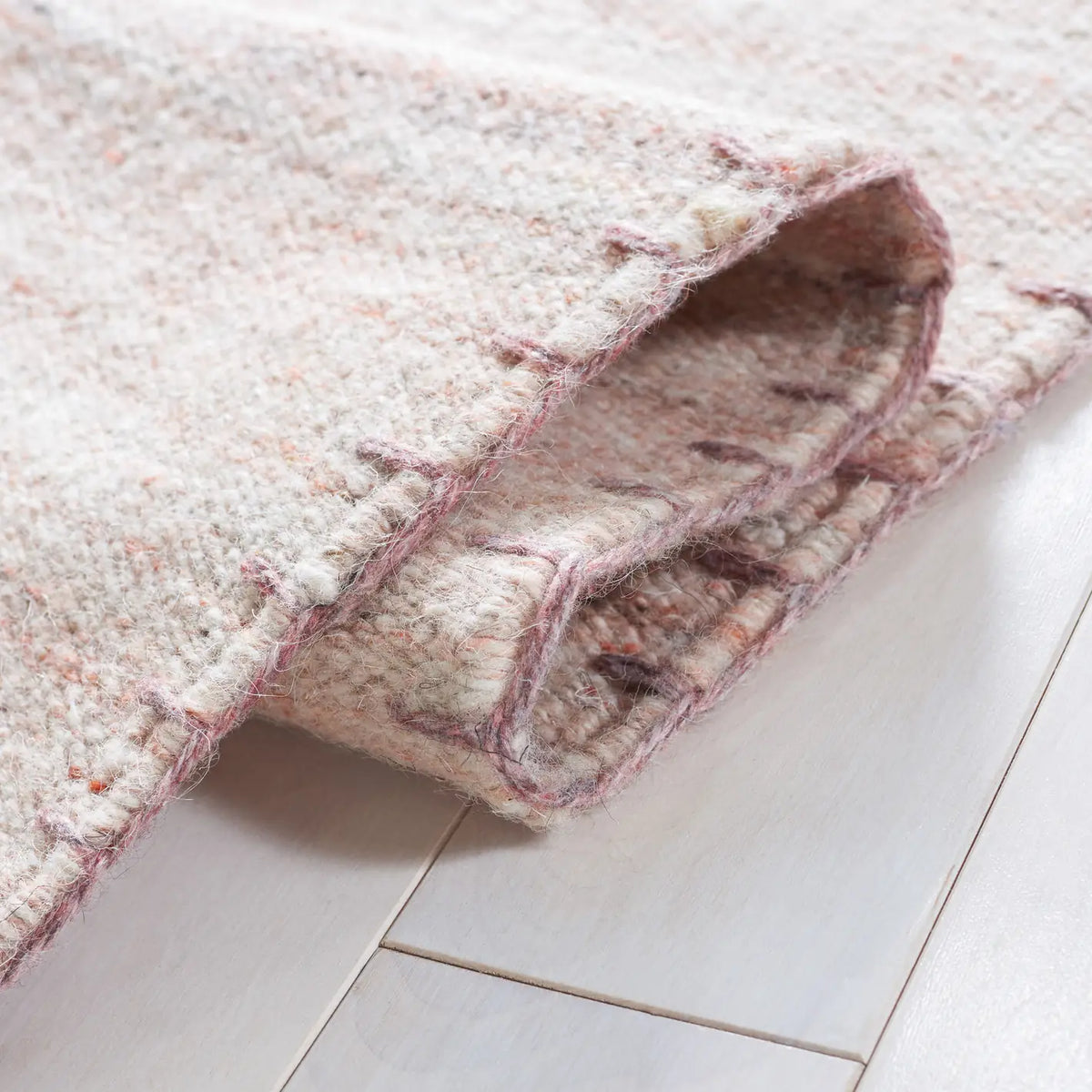 Safavieh Kilim 4'-0" x 6'-0" Rug in Light Pink