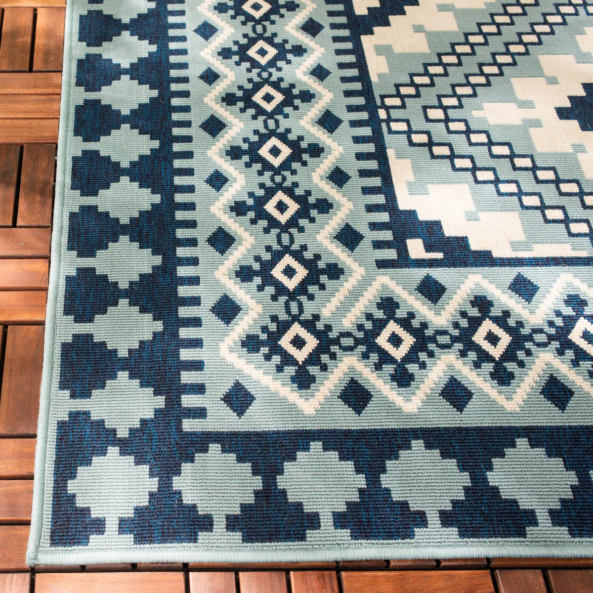 Safavieh Veranda 4'-0" x 5'-7" Rug in Ivory / Blue