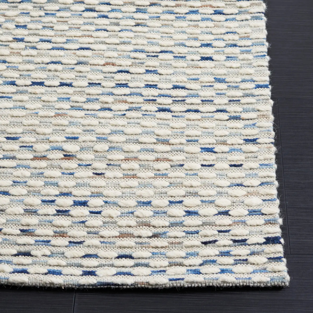 Safavieh Marbella 4'-0" x 6'-0" Rug in White / Navy