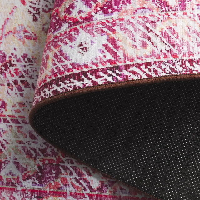 Safavieh Tucson 4'-0" x 6'-0" Rug in Burgundy / Pink