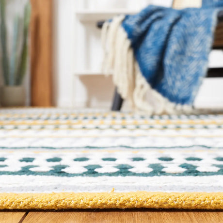 Safavieh Montauk 4'-0" x 6'-0" Rug in Yellow / Ivory