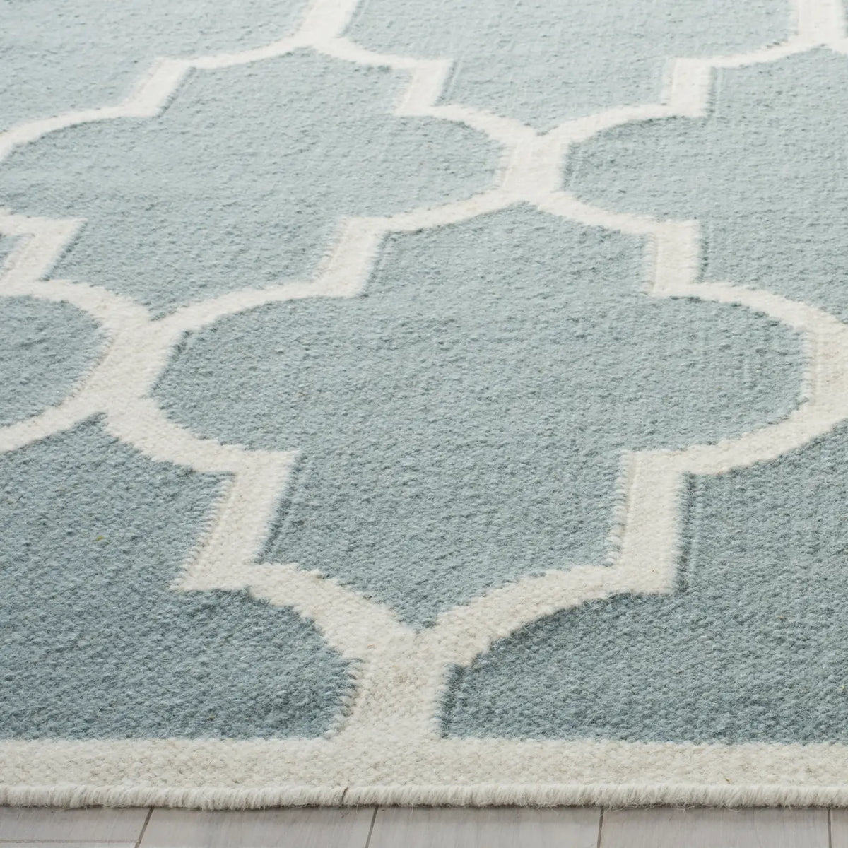 Safavieh Dhurries 4'-0" x 6'-0" Rug in Light Blue / Ivory