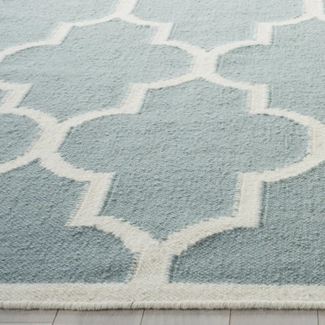 Safavieh Dhurries 4'-0" x 6'-0" Rug in Light Blue / Ivory