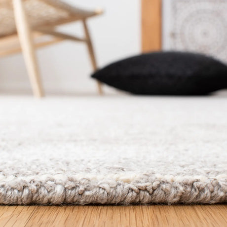 Safavieh Himalaya 4'-0" x 6'-0" Rug in Grey