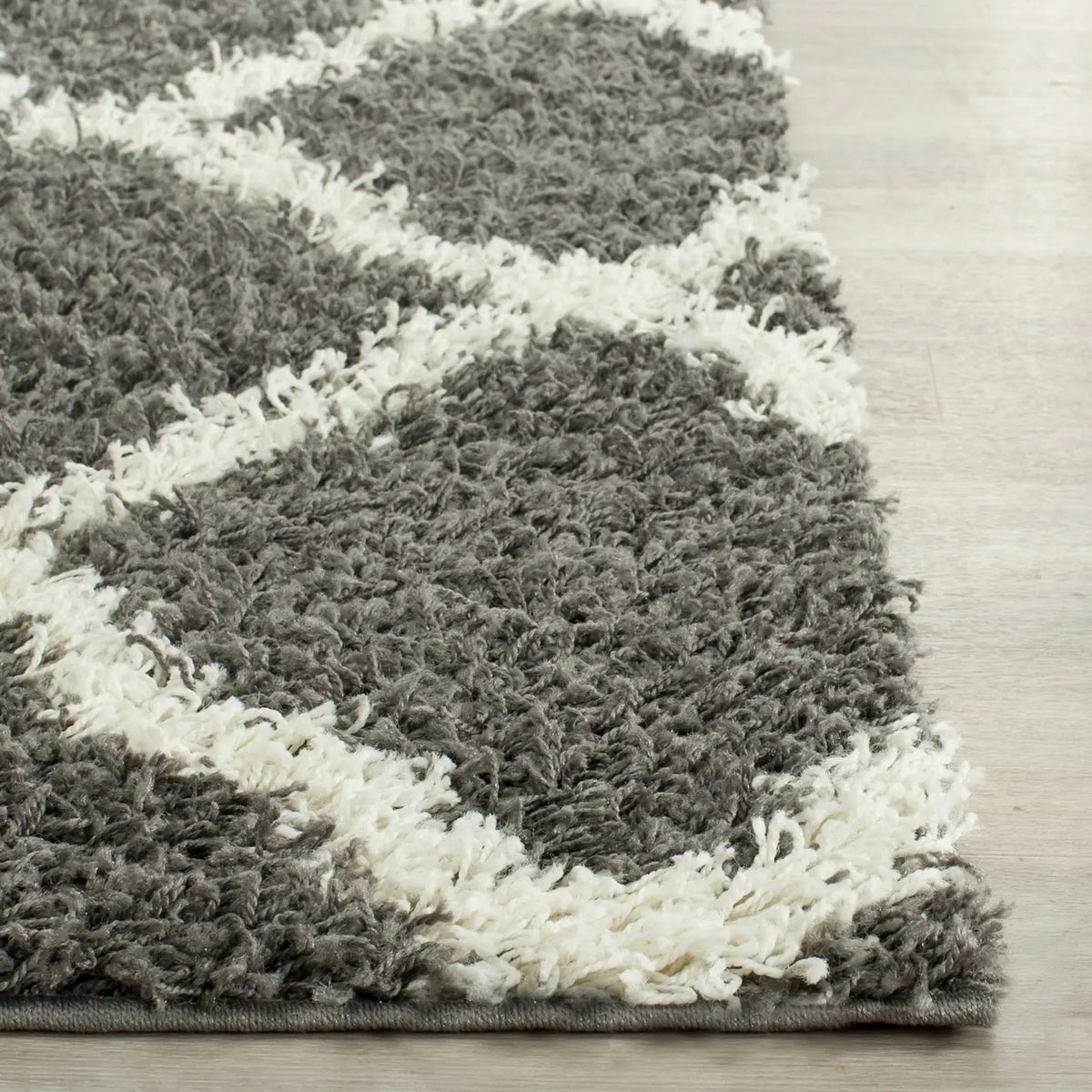Safavieh Sgd-Dallas Shag 2'-3" x 10'-0" Rug in Dark Grey / Ivory