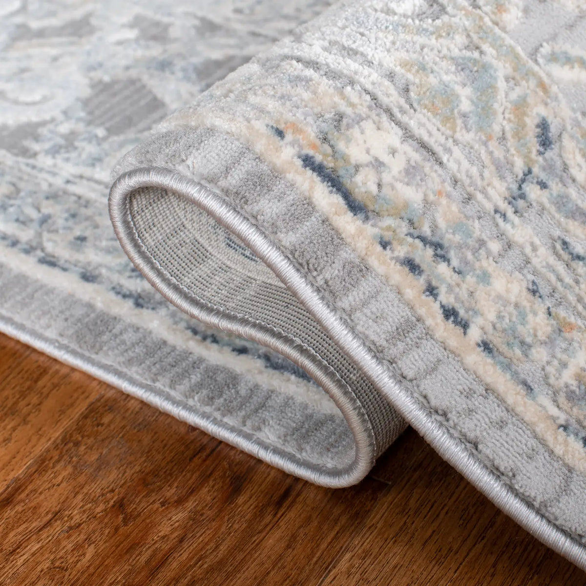Safavieh Cosmopolitan 600 4'-0" x 6'-0" Rug in Cream / Grey