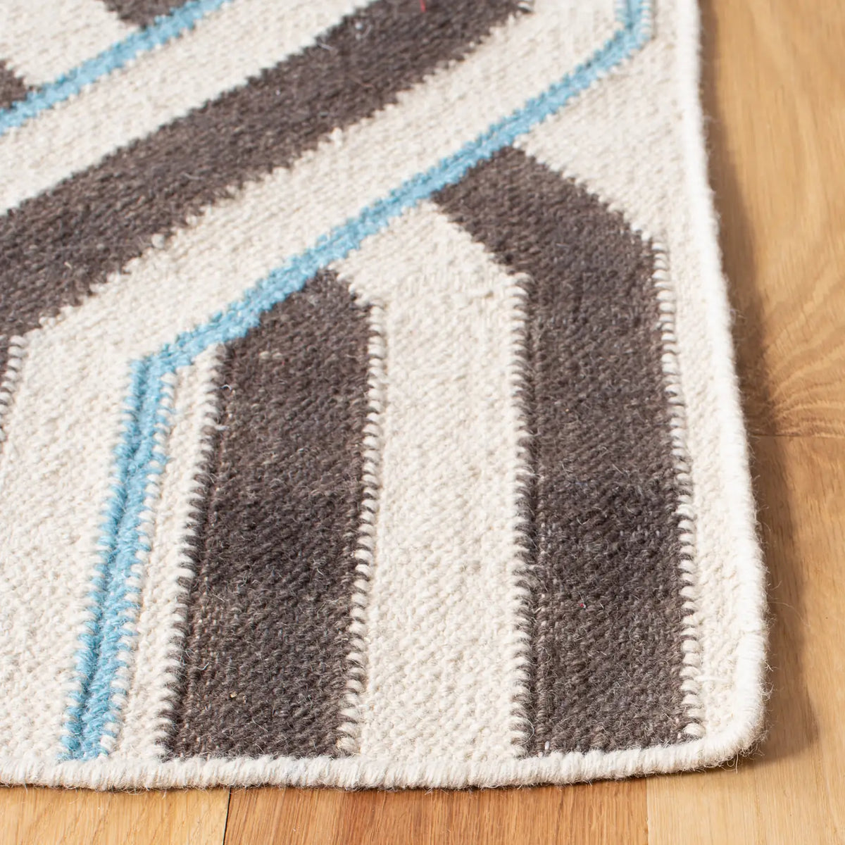 Safavieh Dhurries 5'-0" x 8'-0" Rug in Ivory / Multi