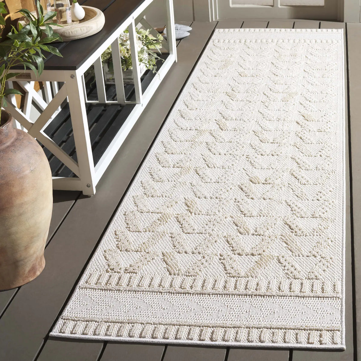Safavieh Paros 2'-3" x 8'-0" Rug in Ivory