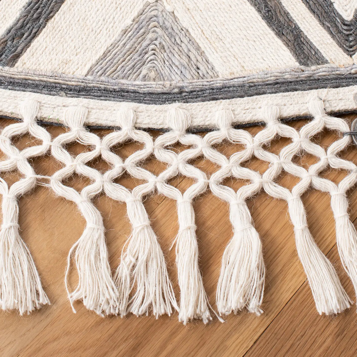 Safavieh Sahara 6'-0" x 6'-0" Rug in Ivory / Grey