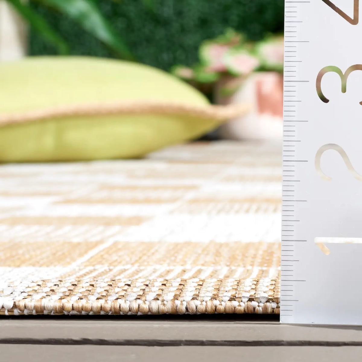 Safavieh Courtyard 4'-0" x 6'-0" Rug in Natural / Beige