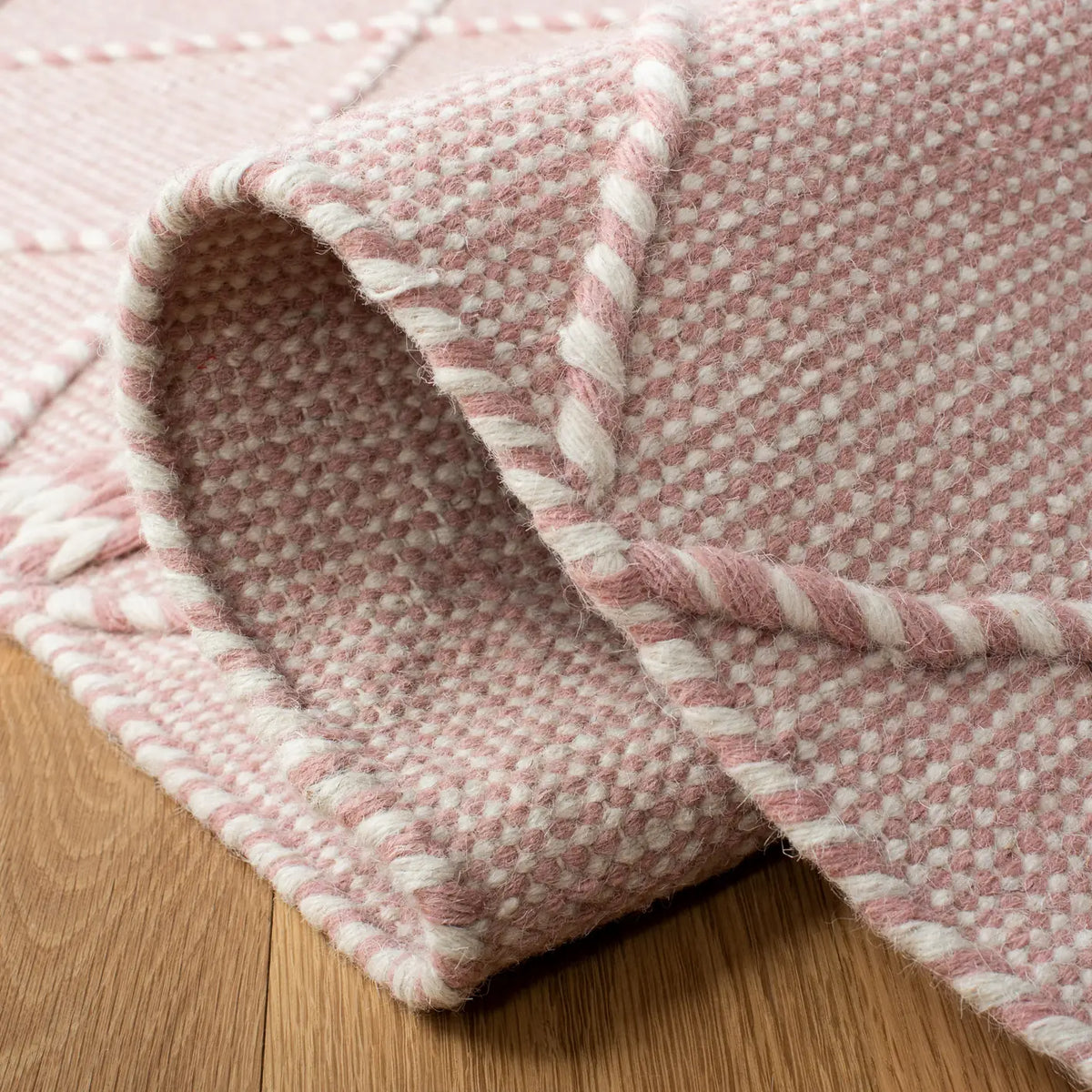 Safavieh Casablanca 4'-0" x 6'-0" Rug in Pink / Ivory