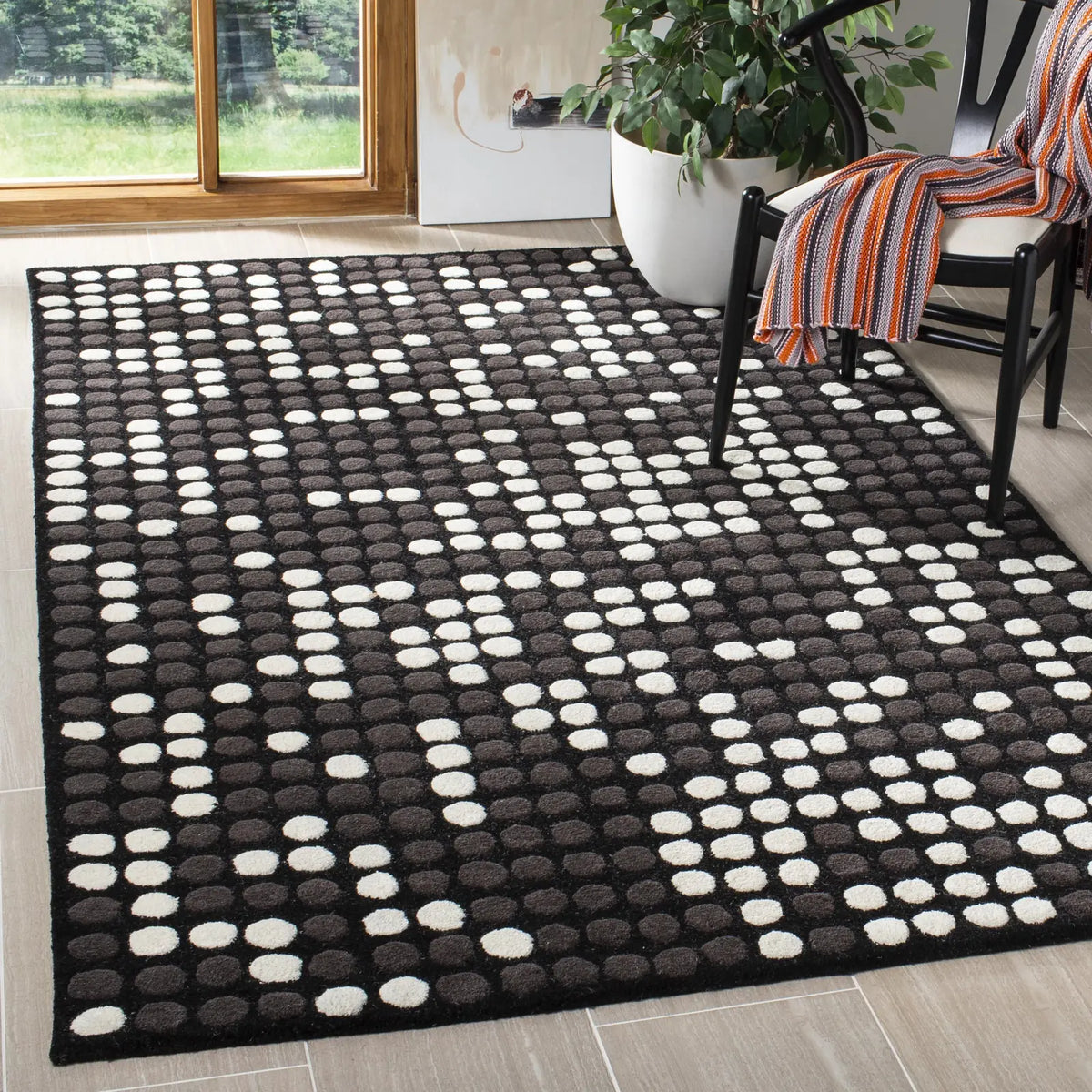 Safavieh Soho 3'-6" x 5'-6" Rug in Black / White