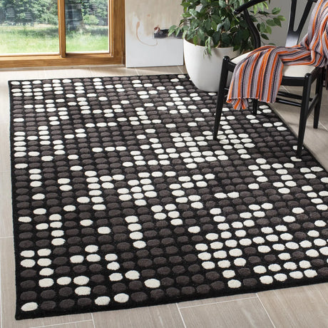 Safavieh Soho 3'-6" x 5'-6" Rug in Black / White