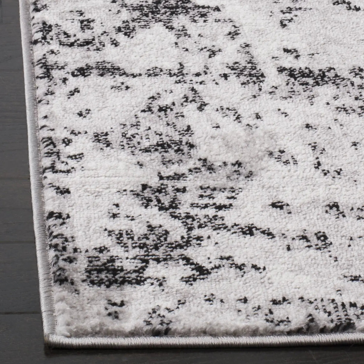 Safavieh Skyler 5'-1" x 7'-6" Rug in Charcoal / Ivory