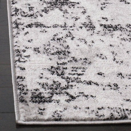 Safavieh Skyler 5'-1" x 7'-6" Rug in Charcoal / Ivory